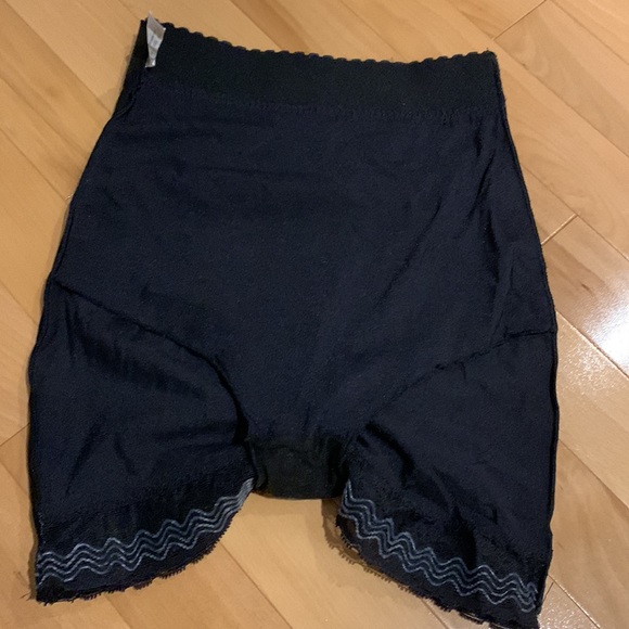 VEUC Vintage Black Shape wear Slip - size S - Picture 11 of 12